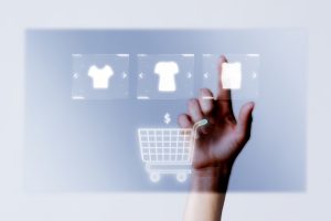Imagem com uma mão selecionando icones de e-commerce